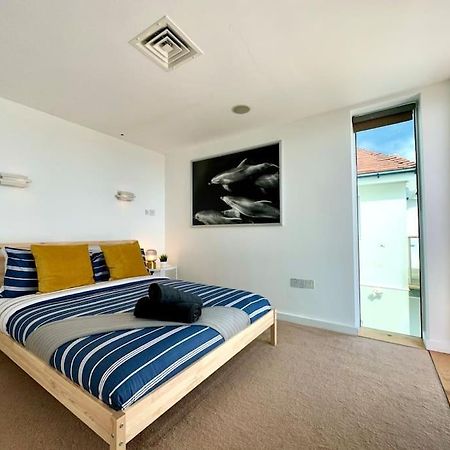 Stunning Panoramic Sea View Beach Location - Sleeps Up To 4 People - Free Parking - The Best Beach! - Great Location - Fast Wifi - Smart Tv - Newly Decorated - Sleeps Up To 4! Close To Bournemouth & Poole Town Centre & Sandbanks Exteriör bild