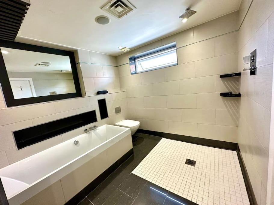 Stunning Panoramic Sea View Beach Location - Sleeps Up To 4 People - Free Parking - The Best Beach! - Great Location - Fast Wifi - Smart Tv - Newly Decorated - Sleeps Up To 4! Close To Bournemouth & Poole Town Centre & Sandbanks Exteriör bild