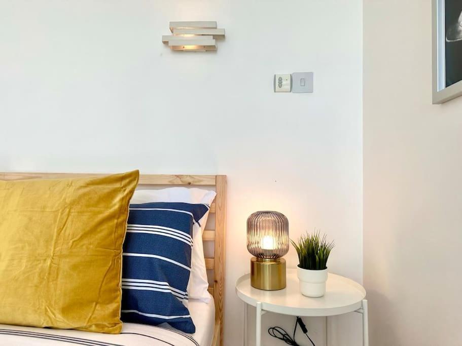 Stunning Panoramic Sea View Beach Location - Sleeps Up To 4 People - Free Parking - The Best Beach! - Great Location - Fast Wifi - Smart Tv - Newly Decorated - Sleeps Up To 4! Close To Bournemouth & Poole Town Centre & Sandbanks Exteriör bild