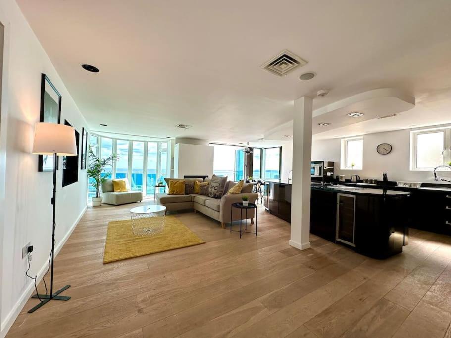 Stunning Panoramic Sea View Beach Location - Sleeps Up To 4 People - Free Parking - The Best Beach! - Great Location - Fast Wifi - Smart Tv - Newly Decorated - Sleeps Up To 4! Close To Bournemouth & Poole Town Centre & Sandbanks Exteriör bild