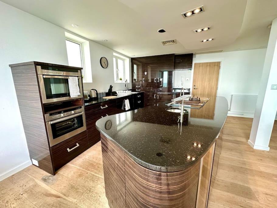 Stunning Panoramic Sea View Beach Location - Sleeps Up To 4 People - Free Parking - The Best Beach! - Great Location - Fast Wifi - Smart Tv - Newly Decorated - Sleeps Up To 4! Close To Bournemouth & Poole Town Centre & Sandbanks Exteriör bild