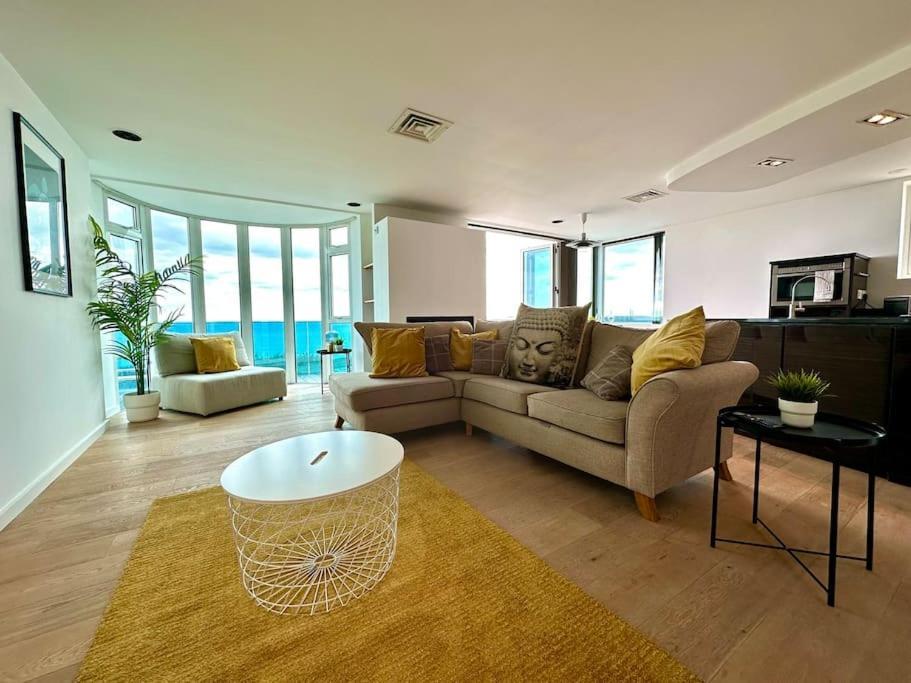 Stunning Panoramic Sea View Beach Location - Sleeps Up To 4 People - Free Parking - The Best Beach! - Great Location - Fast Wifi - Smart Tv - Newly Decorated - Sleeps Up To 4! Close To Bournemouth & Poole Town Centre & Sandbanks Exteriör bild