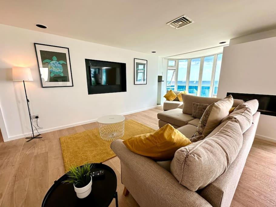 Stunning Panoramic Sea View Beach Location - Sleeps Up To 4 People - Free Parking - The Best Beach! - Great Location - Fast Wifi - Smart Tv - Newly Decorated - Sleeps Up To 4! Close To Bournemouth & Poole Town Centre & Sandbanks Exteriör bild