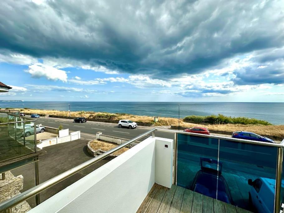 Stunning Panoramic Sea View Beach Location - Sleeps Up To 4 People - Free Parking - The Best Beach! - Great Location - Fast Wifi - Smart Tv - Newly Decorated - Sleeps Up To 4! Close To Bournemouth & Poole Town Centre & Sandbanks Exteriör bild