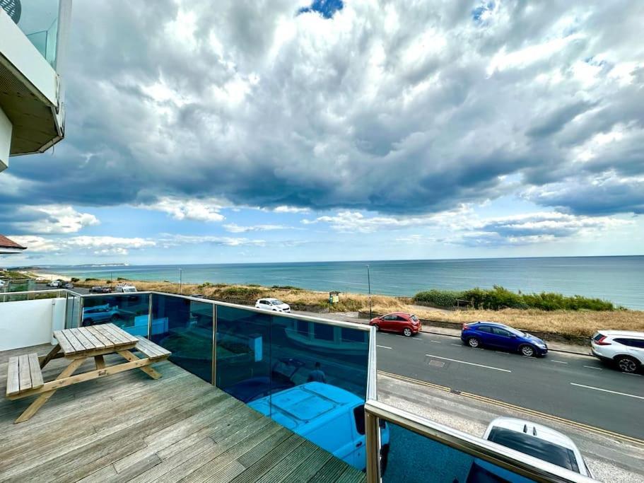 Stunning Panoramic Sea View Beach Location - Sleeps Up To 4 People - Free Parking - The Best Beach! - Great Location - Fast Wifi - Smart Tv - Newly Decorated - Sleeps Up To 4! Close To Bournemouth & Poole Town Centre & Sandbanks Exteriör bild