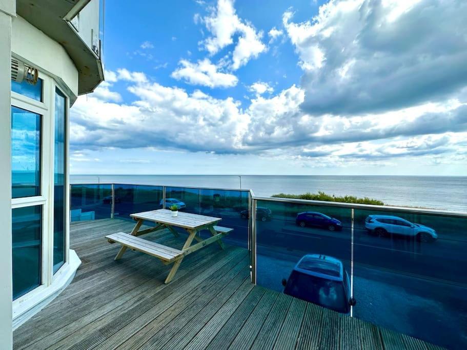Stunning Panoramic Sea View Beach Location - Sleeps Up To 4 People - Free Parking - The Best Beach! - Great Location - Fast Wifi - Smart Tv - Newly Decorated - Sleeps Up To 4! Close To Bournemouth & Poole Town Centre & Sandbanks Exteriör bild