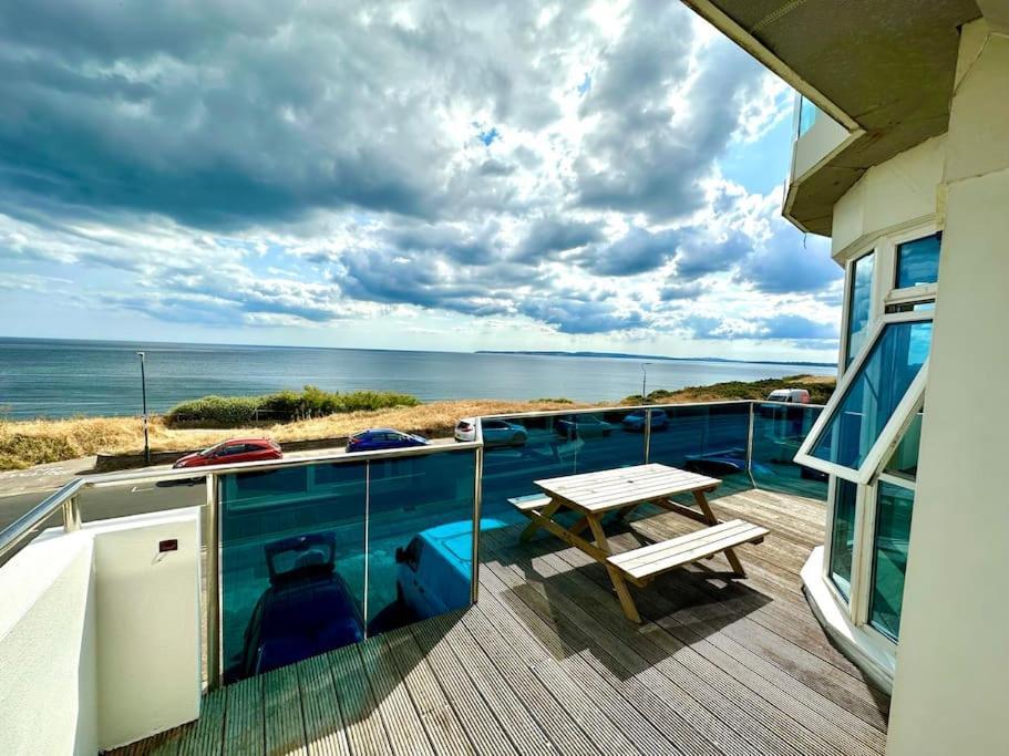 Stunning Panoramic Sea View Beach Location - Sleeps Up To 4 People - Free Parking - The Best Beach! - Great Location - Fast Wifi - Smart Tv - Newly Decorated - Sleeps Up To 4! Close To Bournemouth & Poole Town Centre & Sandbanks Exteriör bild