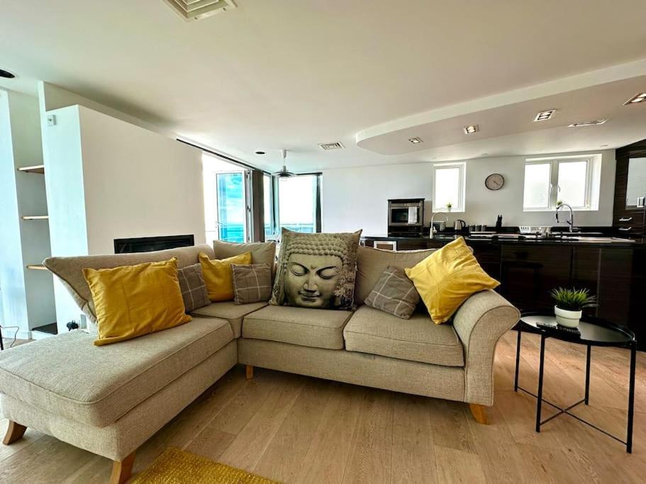 Stunning Panoramic Sea View Beach Location - Sleeps Up To 4 People - Free Parking - The Best Beach! - Great Location - Fast Wifi - Smart Tv - Newly Decorated - Sleeps Up To 4! Close To Bournemouth & Poole Town Centre & Sandbanks Exteriör bild