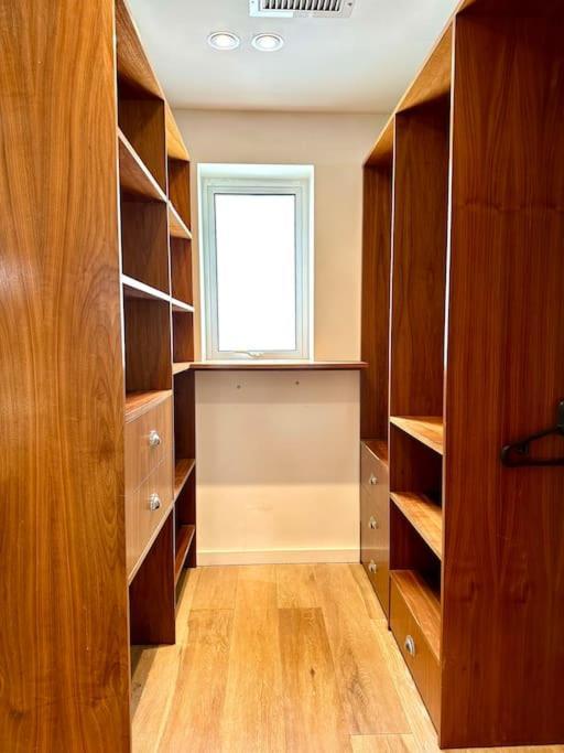 Stunning Panoramic Sea View Beach Location - Sleeps Up To 4 People - Free Parking - The Best Beach! - Great Location - Fast Wifi - Smart Tv - Newly Decorated - Sleeps Up To 4! Close To Bournemouth & Poole Town Centre & Sandbanks Exteriör bild