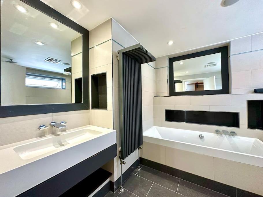 Stunning Panoramic Sea View Beach Location - Sleeps Up To 4 People - Free Parking - The Best Beach! - Great Location - Fast Wifi - Smart Tv - Newly Decorated - Sleeps Up To 4! Close To Bournemouth & Poole Town Centre & Sandbanks Exteriör bild