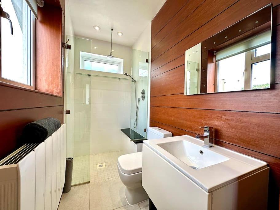Stunning Panoramic Sea View Beach Location - Sleeps Up To 4 People - Free Parking - The Best Beach! - Great Location - Fast Wifi - Smart Tv - Newly Decorated - Sleeps Up To 4! Close To Bournemouth & Poole Town Centre & Sandbanks Exteriör bild