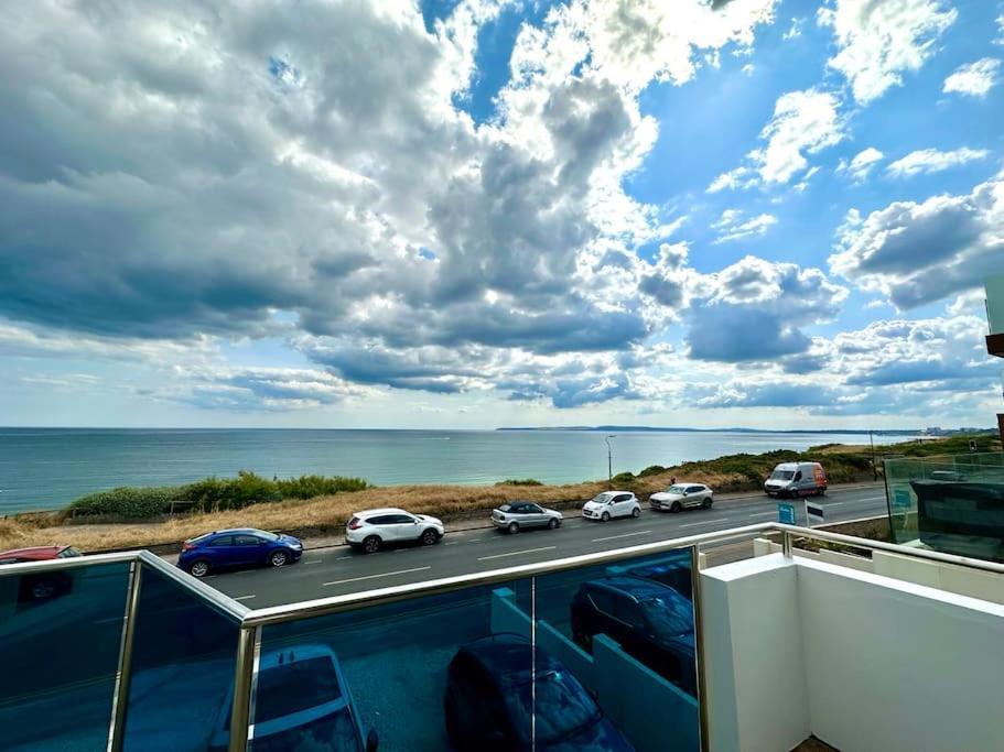Stunning Panoramic Sea View Beach Location - Sleeps Up To 4 People - Free Parking - The Best Beach! - Great Location - Fast Wifi - Smart Tv - Newly Decorated - Sleeps Up To 4! Close To Bournemouth & Poole Town Centre & Sandbanks Exteriör bild