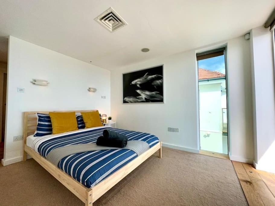 Stunning Panoramic Sea View Beach Location - Sleeps Up To 4 People - Free Parking - The Best Beach! - Great Location - Fast Wifi - Smart Tv - Newly Decorated - Sleeps Up To 4! Close To Bournemouth & Poole Town Centre & Sandbanks Exteriör bild