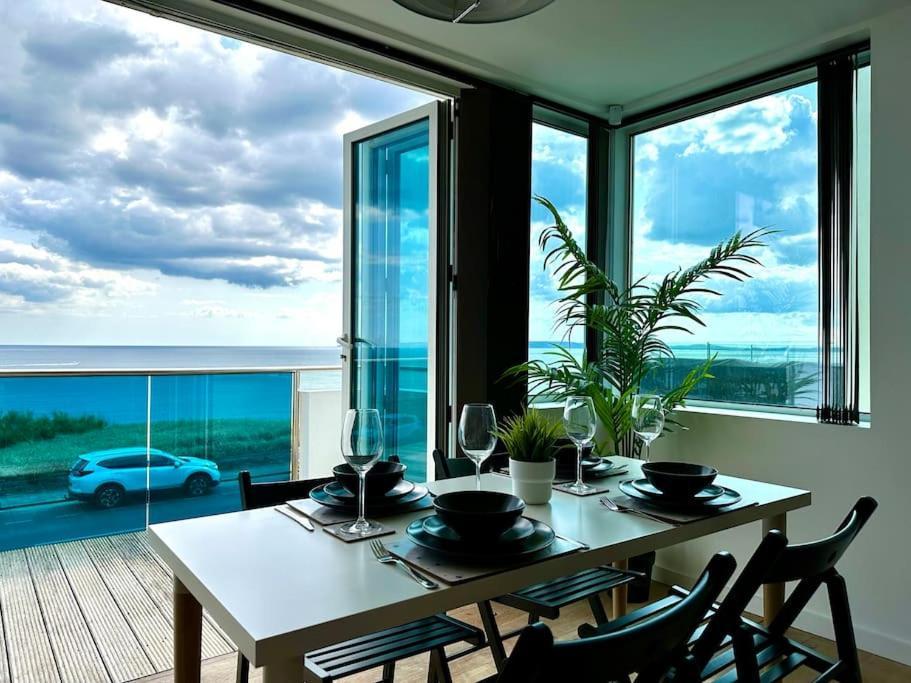 Stunning Panoramic Sea View Beach Location - Sleeps Up To 4 People - Free Parking - The Best Beach! - Great Location - Fast Wifi - Smart Tv - Newly Decorated - Sleeps Up To 4! Close To Bournemouth & Poole Town Centre & Sandbanks Exteriör bild