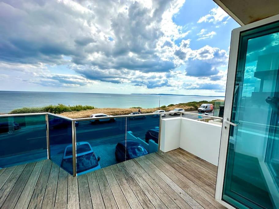 Stunning Panoramic Sea View Beach Location - Sleeps Up To 4 People - Free Parking - The Best Beach! - Great Location - Fast Wifi - Smart Tv - Newly Decorated - Sleeps Up To 4! Close To Bournemouth & Poole Town Centre & Sandbanks Exteriör bild