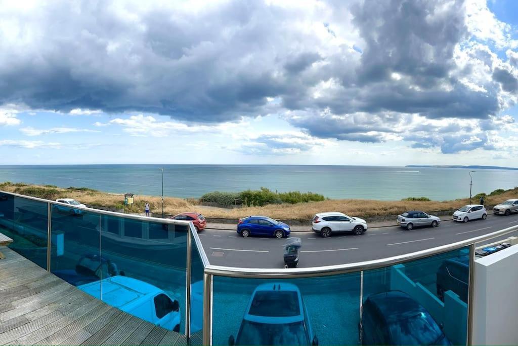 Stunning Panoramic Sea View Beach Location - Sleeps Up To 4 People - Free Parking - The Best Beach! - Great Location - Fast Wifi - Smart Tv - Newly Decorated - Sleeps Up To 4! Close To Bournemouth & Poole Town Centre & Sandbanks Exteriör bild